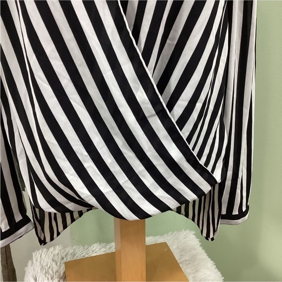 CHICOS blouse Woman’s size 1/small/8 refer to size chart black white - Picture 14 of 16